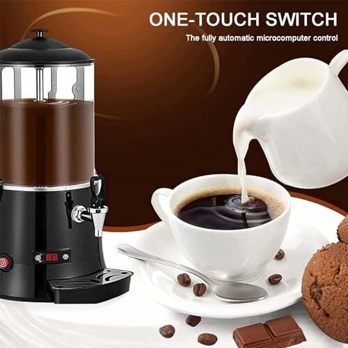 Volautomatische koffiemachine met kopje koffie en koekjes.