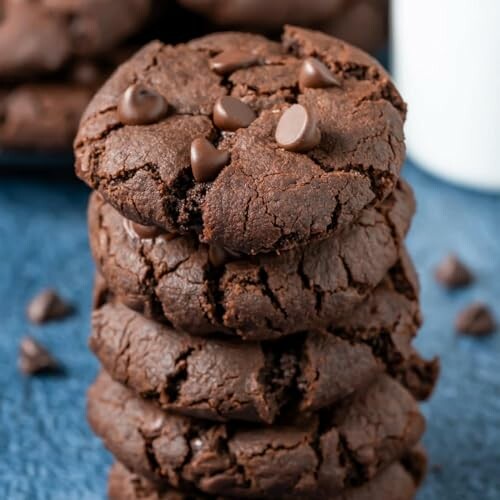 Stapel chocoladekoekjes met chocoladestukjes