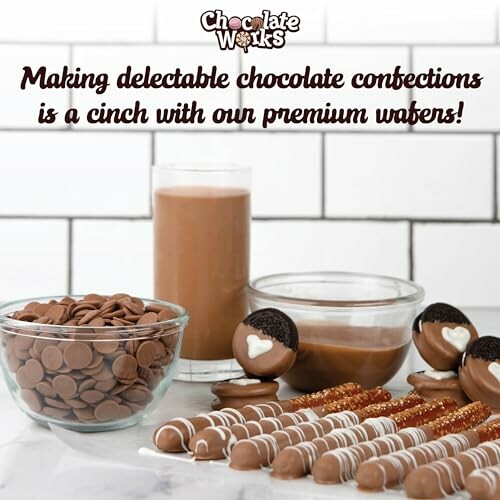 Chocolade lekkernijen met wafels en chocolademelk.