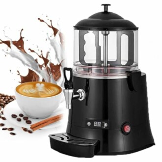 Zwarte chocoladedispenser met kopje koffie en spatten chocolade