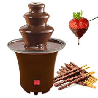 Chocoladefontein met een aardbei en chocoladesticks