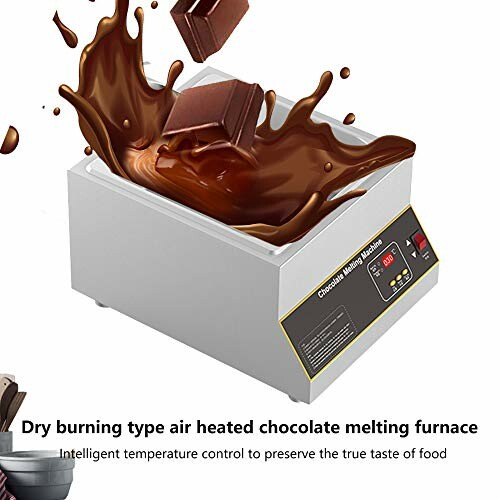 Chocolade smeltmachine met chocoladestukken en vloeibare chocolade