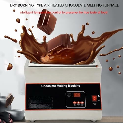 Chocolade smeltmachine met gesmolten chocolade en blokjes