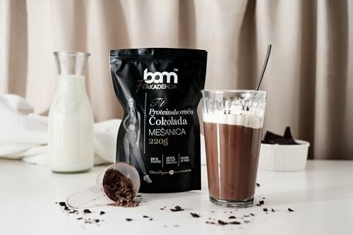 Chocolade proteïne drank met melk en slagroom.