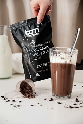 Proteïnedrank met chocolademix en glas met lepel