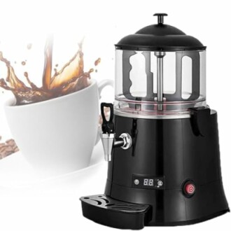 Zwarte koffiemachine met kopje koffie