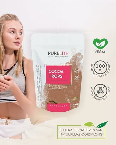 Vrouw geniet van PureLite cacao druppels, natuurlijke ingrediënten.