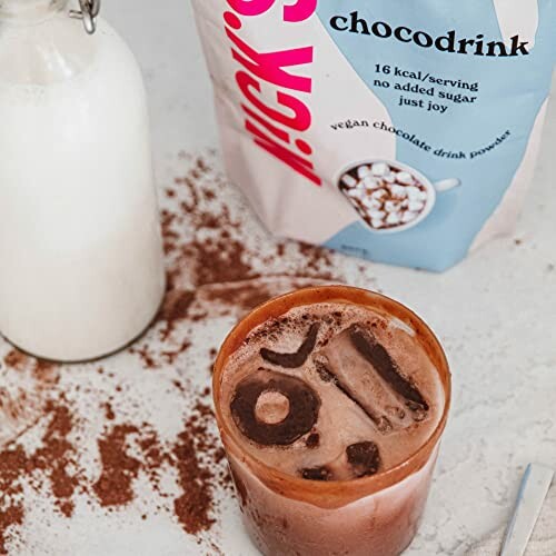 Vegan chocoladedrank met ijs en melkfles